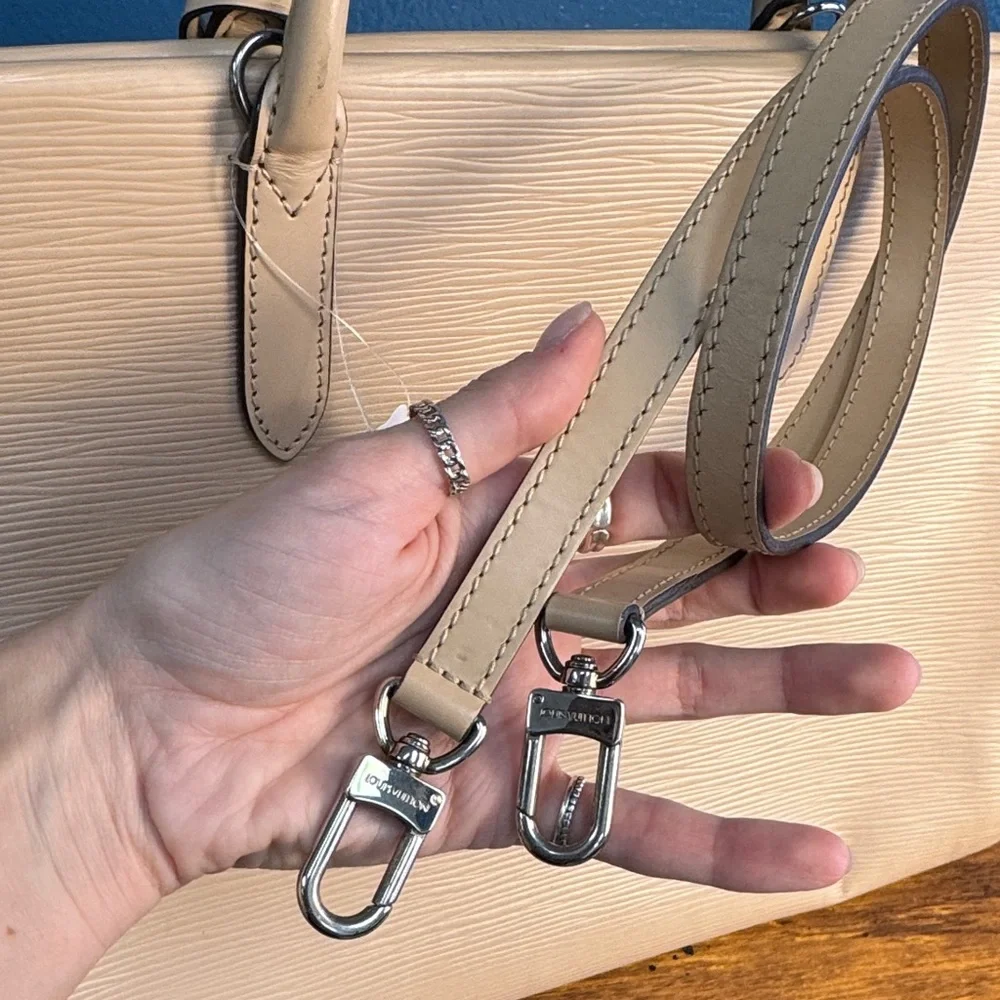 Authentic pre-loved Louis Vuitton Marly MM bag in Epi leather in color DUNE - Picture 12 of 12